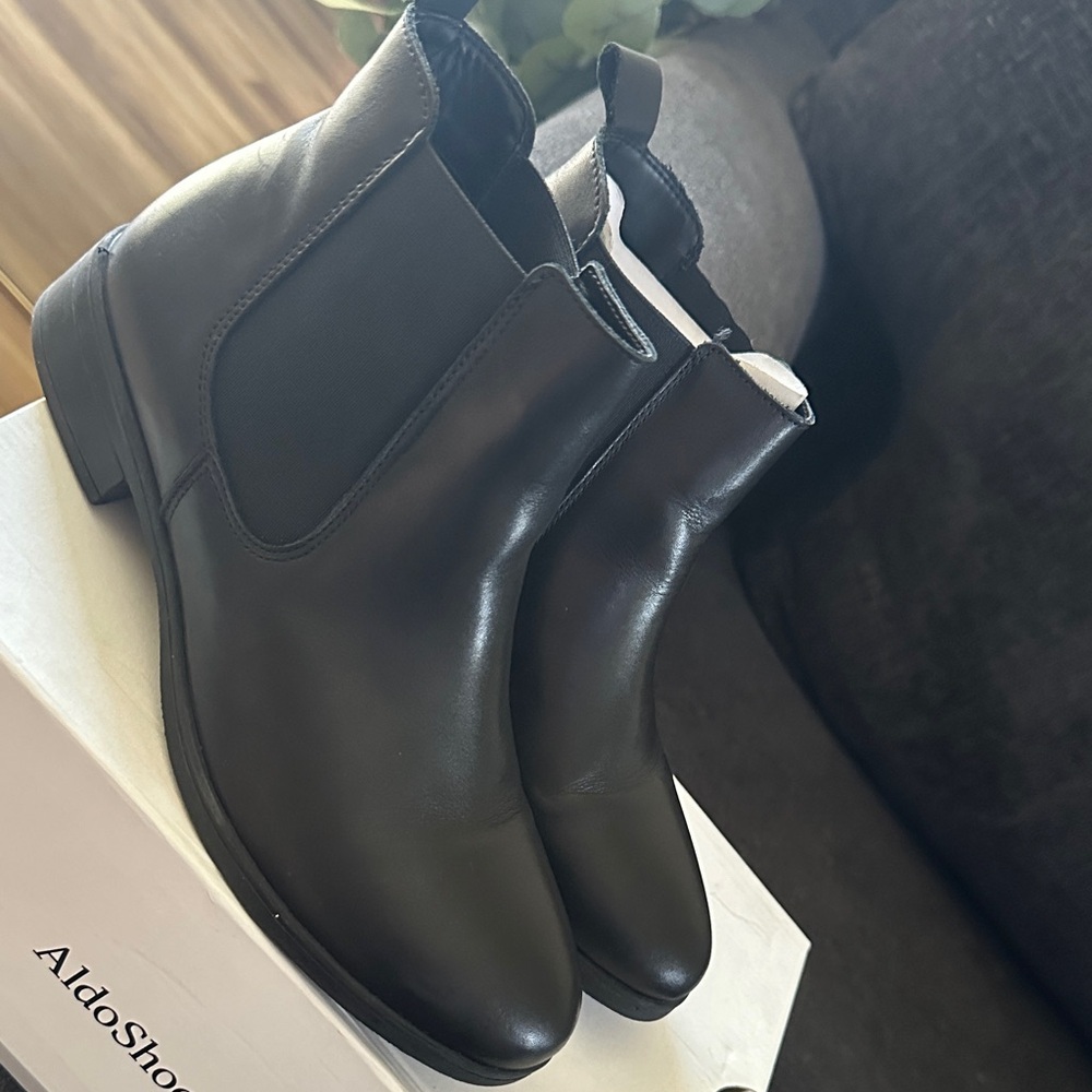 Aldo Black Smooth Leather Chelsea Ankle Boots